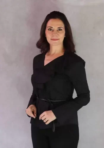 img-cristina-bio img-cristina-bio